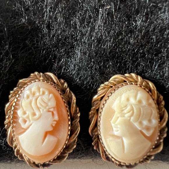 Vintage 20-12K Gold Filled & Shell Carved Edwardian Cameo Earrings. Screw Back. - Picture 1 of 9